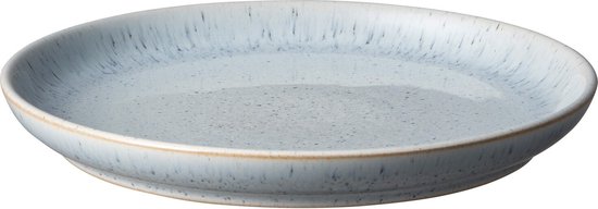 Une assiette gris clair, tachetée, avec une légère teinte bleue et un bord brun.