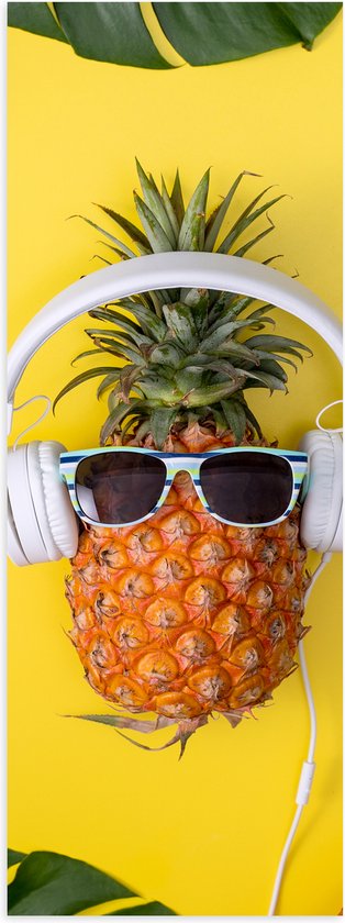 Poster Glanzend – Ananas met Witte Headset op Felgele Achtergrond - 20x60 cm Foto op Posterpapier met Glanzende Afwerking