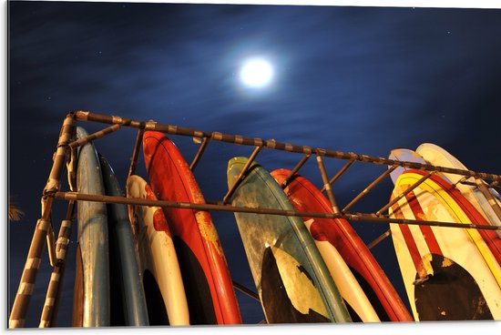 Dibond - Rij Surfplanken in Hek op het Strand tijdens de nacht - 75x50 cm Foto op Aluminium (Wanddecoratie van metaal)