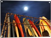 Tuinposter – Rij Surfplanken in Hek op het Strand tijdens de nacht - 80x60 cm Foto op Tuinposter (wanddecoratie voor buiten en binnen)