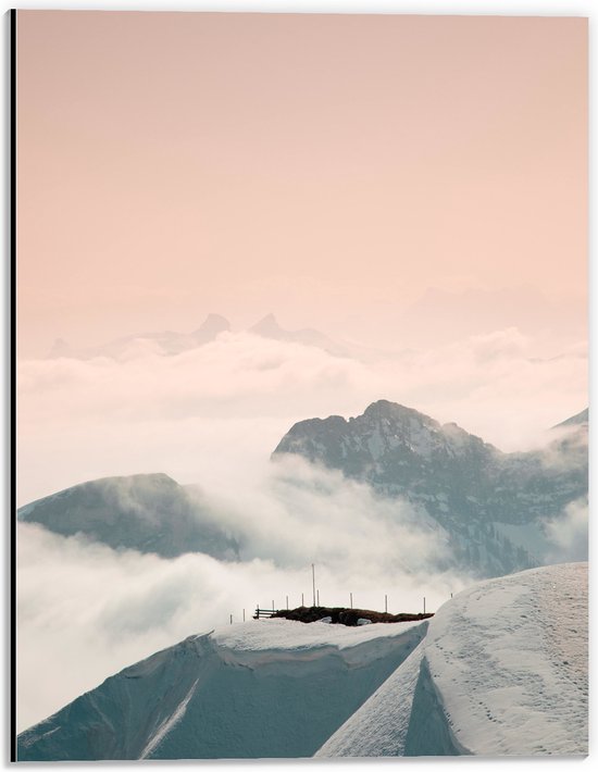 Dibond - Bergen - Sneeuw - Wolken - Wit - 30x40 cm Foto op Aluminium (Met Ophangsysteem)
