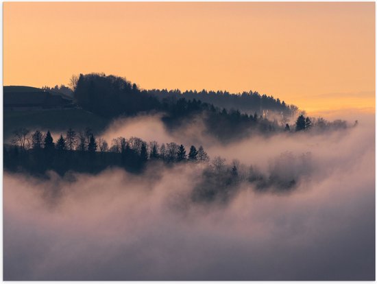 Poster (Mat) - Bergen - Bomen - Wolken - Mist - Huisje - 80x60 cm Foto op Posterpapier met een Matte look