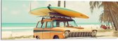 Dibond - Geel met Blauwe Surfplank op Gele Auto bij het Strand - 120x40 cm Foto op Aluminium (Met Ophangsysteem)