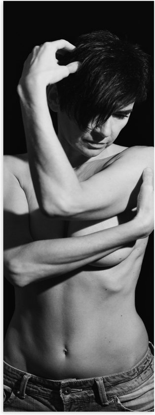 Poster (Mat) - Poserende Vrouw in Spijkerbroek (Zwart- wit) - 20x60 cm Foto op Posterpapier met een Matte look