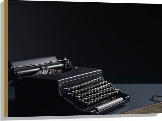 Hout - Foto van een Ouderwetse Typemachine op Grijs Bureau - 80x60 cm - 9 mm dik - Foto op Hout (Met Ophangsysteem)