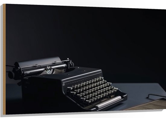 Hout - Foto van een Ouderwetse Typemachine op Grijs Bureau - 120x80 cm - 9 mm dik - Foto op Hout (Met Ophangsysteem)