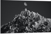 Dibond - Bergen - Sneeuw -Maan - Zwart - Wit - 105x70 cm Foto op Aluminium (Met Ophangsysteem)