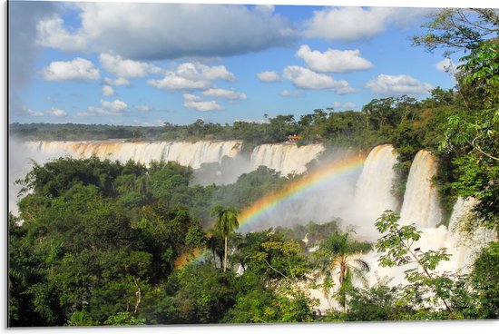 Dibond - Regenboog bij Brede Waterval in de Jungle - 75x50 cm Foto op Aluminium (Wanddecoratie van metaal)