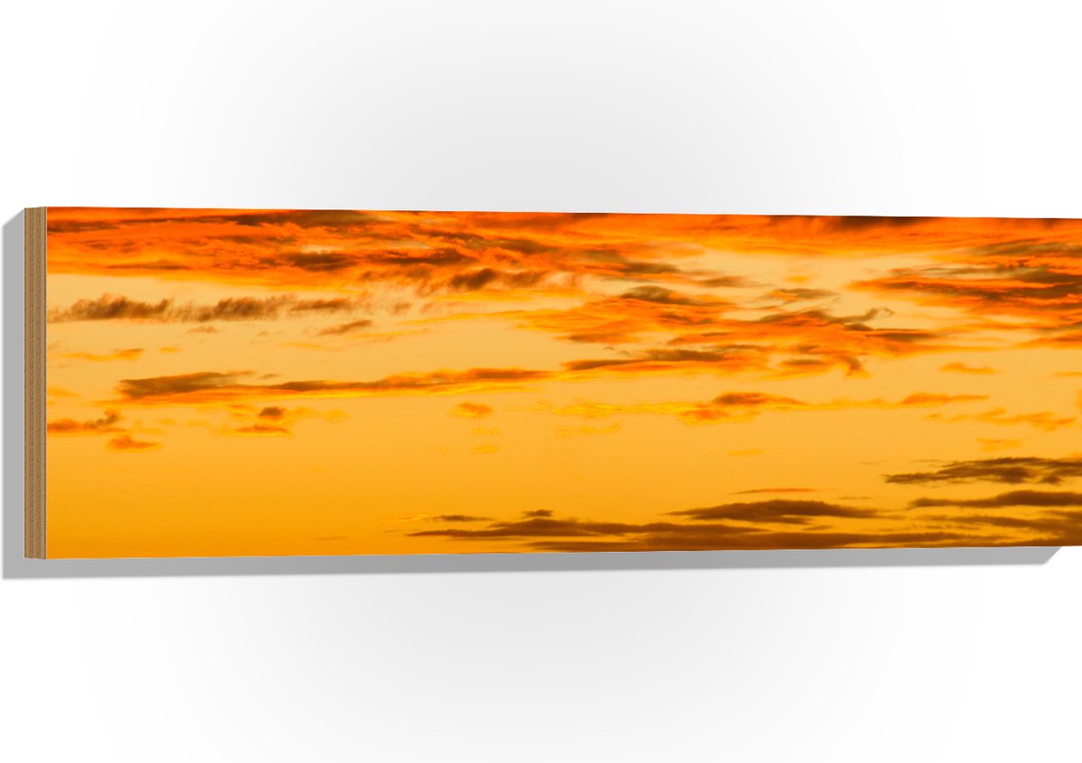 Hout - Oranje Gloed over de Sluierbewolking in de Lucht - 90x30 cm - 9 mm dik - Foto op Hout (Met Ophangsysteem)