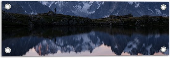 Tuinposter – Bergen - Persoon - Water - Sneeuw - Stenen - Gras - 60x20 cm Foto op Tuinposter (wanddecoratie voor buiten en binnen)