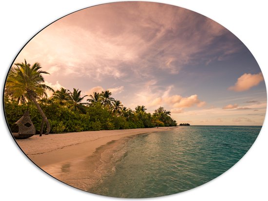 Dibond Ovaal - Ligbed aan Palmboom op Strand van Onbewoond Eiland - 56x42 cm Foto op Ovaal (Met Ophangsysteem)