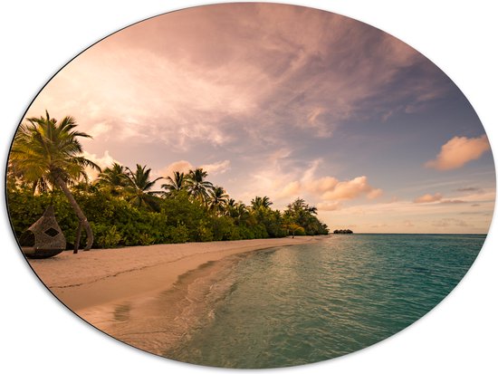 Dibond Ovaal - Ligbed aan Palmboom op Strand van Onbewoond Eiland - 80x60 cm Foto op Ovaal (Met Ophangsysteem)