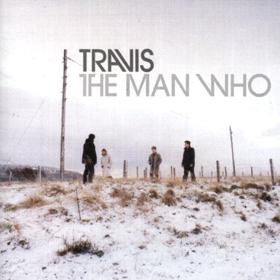 TRAVIS THE MAN WHO. Vier personen staan op een met sneeuw bedekte heuvel, met op de achtergrond een hek en palen.