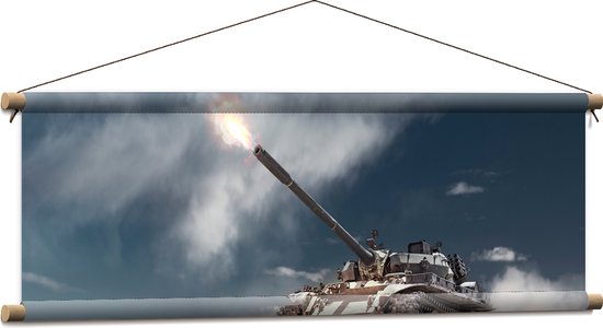 Textielposter - Tank in Actie onder de Wolken - 90x30 cm Foto op Textiel