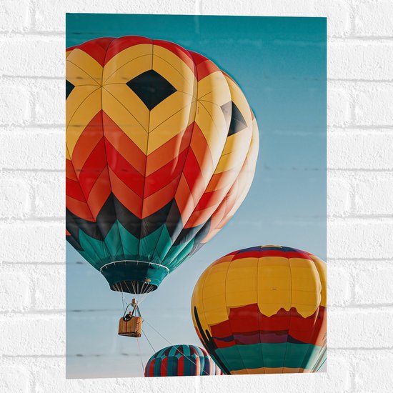 Muursticker - Man in Mandje onder Kleurrijke Luchtballon omringd door Luchtballonnen - 40x60 cm Foto op Muursticker