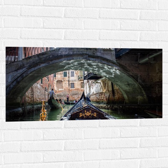 Muursticker - Traditionele Italiaanse Gondel door de Wateren van Venetië - 100x50 cm Foto op Muursticker