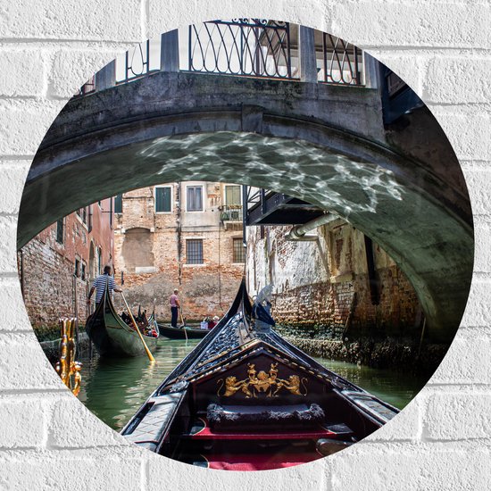 Muursticker Cirkel - Traditionele Italiaanse Gondel door de Wateren van Venetië - 60x60 cm Foto op Muursticker