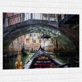 Muursticker - Traditionele Italiaanse Gondel door de Wateren van Venetië - 100x75 cm Foto op Muursticker