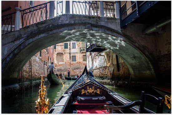 Poster Glanzend – Traditionele Italiaanse Gondel door de Wateren van Venetië - 120x80 cm Foto op Posterpapier met Glanzende Afwerking