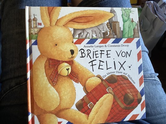 Boek kaft met een bruine teddybeer met een belletje, die een koffer vasthoudt. De titel is 'Briefe von Felix. Ein kleiner Hase auf Weltreise'.