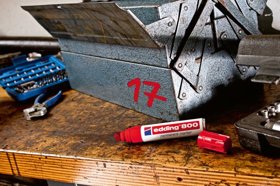 Gereedschapskist met de rode Edding 800 marker erop geschreven cijfer '17'.