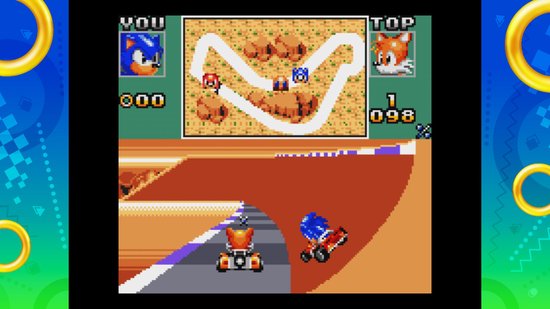 Een racegame met Sonic en Tails in karts, met woestijnlandschap op de achtergrond.