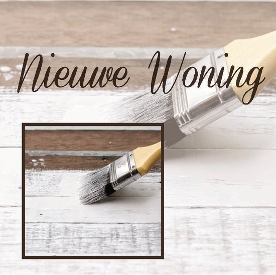 Kwasten met witte en bruine strepen op een houten achtergrond met de tekst "Nieuwe Woning".