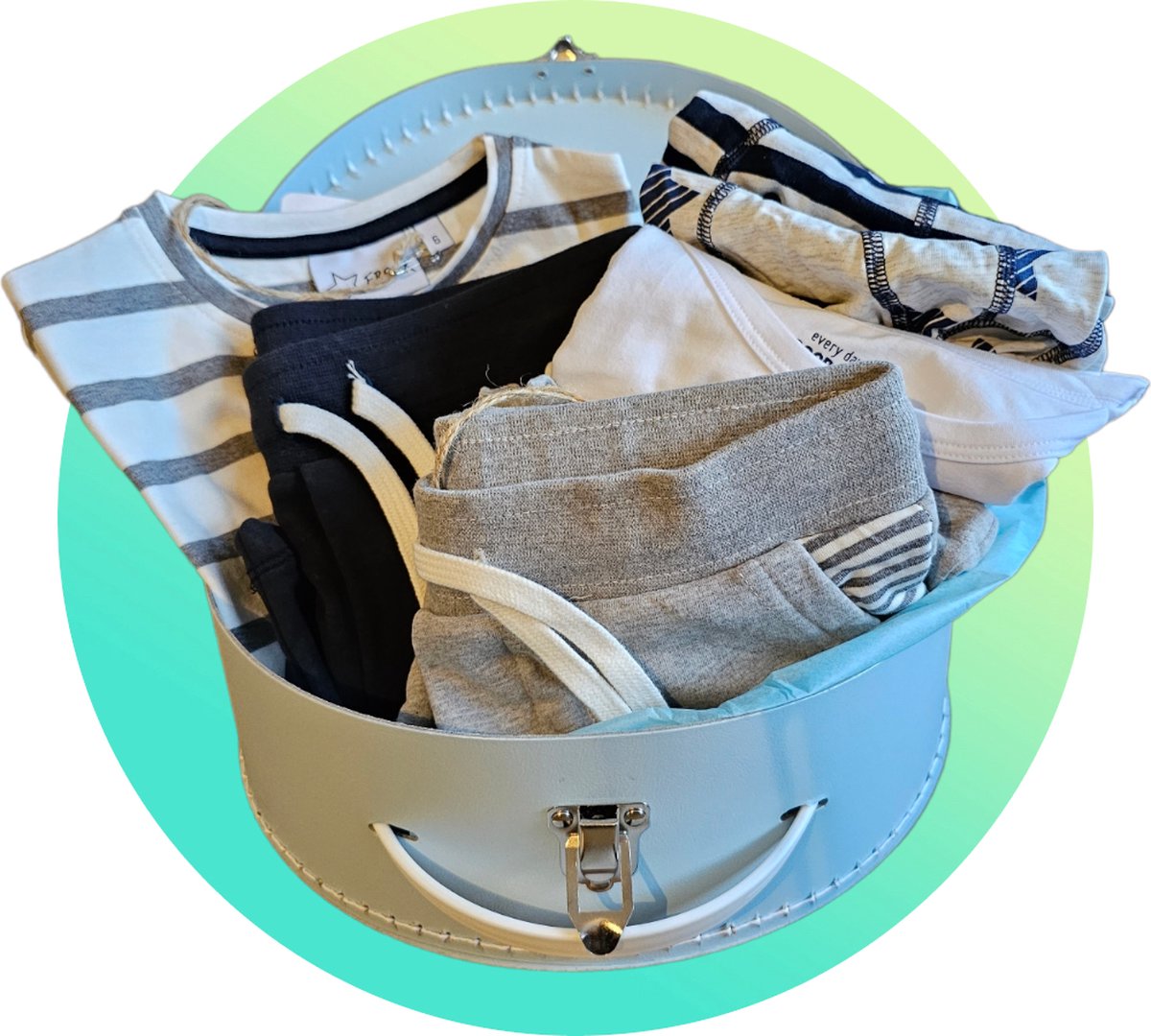 Goedkoopste Kledingpakket - jongen - met gepersonaliseerde koffer - cadeaupakket - maat 110