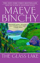 Boek "The Glass Lake" door Maeve Binchy, met een schilderachtig landschap van groen glooiende heuvels en een glinsterend meer.