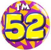 Button 52 Jaar - Button met speld (55mm) - Leeftijd badge - 52 Jaar versiering - Accessoires - Rozet I'm 52 - Verjaardag jongen / meisje / man / vrouw - Button 52 Jaar