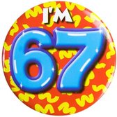 Button 67 Jaar - Button met speld (55mm) - Leeftijd badge - 67 Jaar versiering - Accessoires - Rozet I'm 67 - Verjaardag jongen / meisje / man / vrouw - Button 67 Jaar