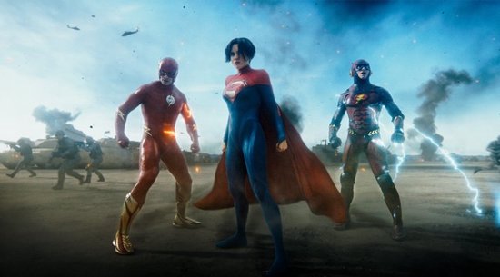 Drie helden, twee in rode supersuits en een vrouw in blauw en rood, op een slagveld.