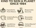 Tekst: 'KIND TO SKIN & PLANET SINCE 1984'. Iconen voor natuurlijke ingrediënten, verantwoorde inkoop, Leaping Bunny gecertificeerd, recyclebare verpakking, afvalvrije operaties en CarbonNeutral gecertificeerd.