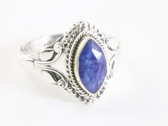 Fijne bewerkte zilveren ring met blauwe saffier - maat 17.5