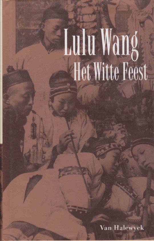 Boekomslag 'Het Witte Feest' met een sepiafoto van groepsportret van Chinese mensen in traditionele kleding.