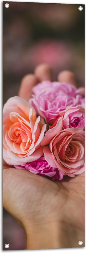 Tuinposter – Hand - Bloemen - Natuur - Roze - 40x120 cm Foto op Tuinposter (wanddecoratie voor buiten en binnen)