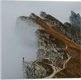 Acrylglas - Persoon - Bergen - Bergtop - Mist - Wolken - Bruin - 50x50 cm Foto op Acrylglas (Met Ophangsysteem)