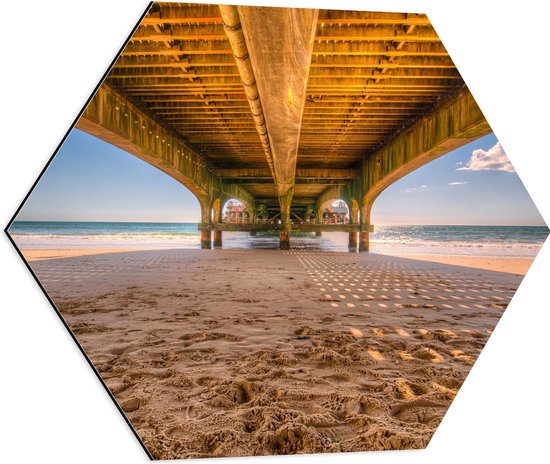 Dibond Hexagon - Pier - Strand - Zand - Zee - Water - 60x52.2 cm Foto op Hexagon (Met Ophangsysteem)