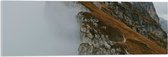 Acrylglas - Persoon - Bergen - Bergtop - Mist - Wolken - Bruin - 90x30 cm Foto op Acrylglas (Met Ophangsysteem)