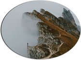 Dibond Ovaal - Persoon - Bergen - Bergtop - Mist - Wolken - Bruin - 56x42 cm Foto op Ovaal (Met Ophangsysteem)