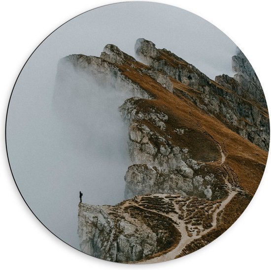 Dibond Muurcirkel - Persoon - Bergen - Bergtop - Mist - Wolken - Bruin - 60x60 cm Foto op Aluminium Muurcirkel (met ophangsysteem)