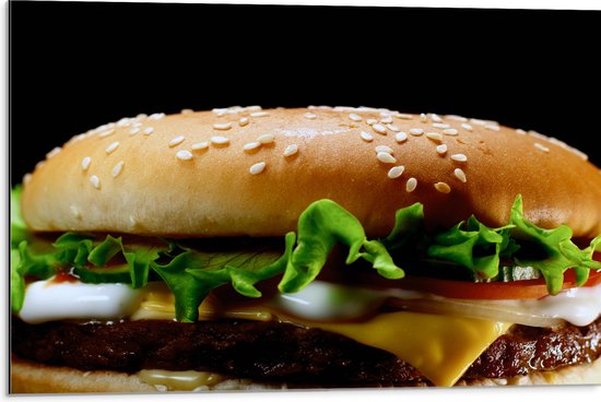 Dibond - Smakelijke Hamburger tegen Zwarte Achtergrond - 75x50 cm Foto op Aluminium (Met Ophangsysteem)