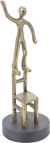Decoratie beeld metaal 'staand op stoel' goud