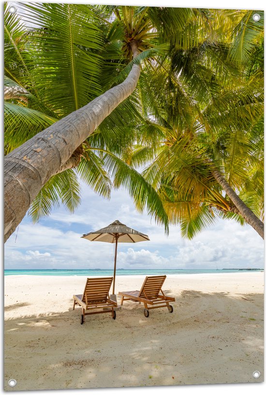 Tuinposter – Schuingroeiende Palmboom boven Ligbedden en Parasol op het Strand - 70x105 cm Foto op Tuinposter (wanddecoratie voor buiten en binnen)