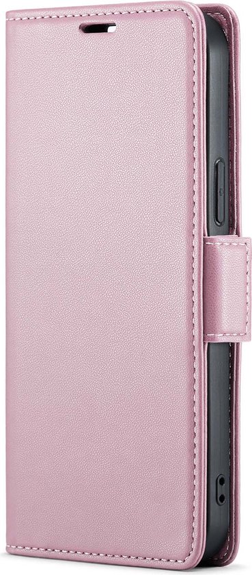 Coque de téléphone rose clair en similicuir, fermée par une bande magnétique. Détaillée avec des surpiqûres.