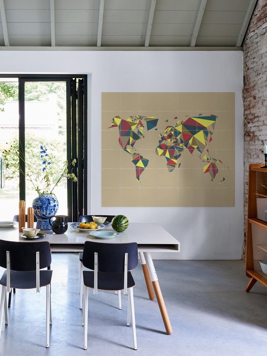 Carte du monde abstraite avec des motifs géométriques en rouge, jaune, bleu et marron sur fond taupe.