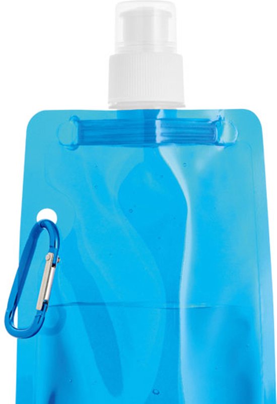 Gedetailleerde opname van de blauwe, opvouwbare waterfles: witte schroefdop en blauwe karabijnhaak.
