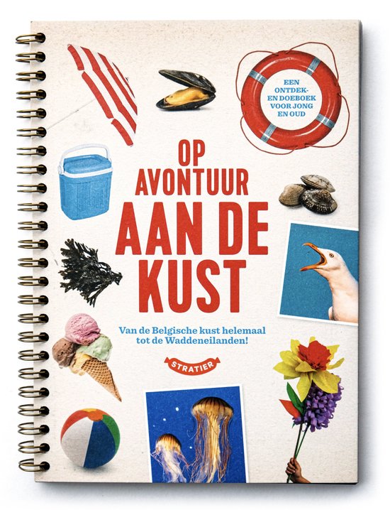 Cover van een boek met de titel 'Op avontuur aan de kust'. Afbeeldingen van een strandbal, schelpen, kwallen, ijsje en een meeuw.