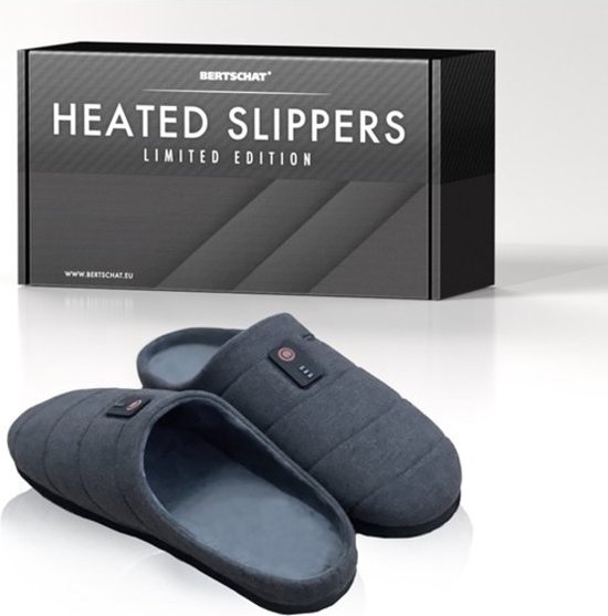 Grijze, gewatteerde sloffen naast een doos met 'HEATED SLIPPERS LIMITED EDITION'.