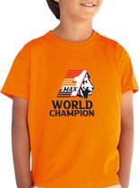 Max World Champion Kinder T-shirt - Oranje - Formule 1 Grand Prix Zandvoort - Kinder shirt met tekst- Kinder T-Shirt - F1 - Maat 122/128 - T-Shirt leeftijd 7 tot 8 jaar - Grappige teksten - Cadeau - Shirt cadeau - Verstappen Shirt- verjaardag